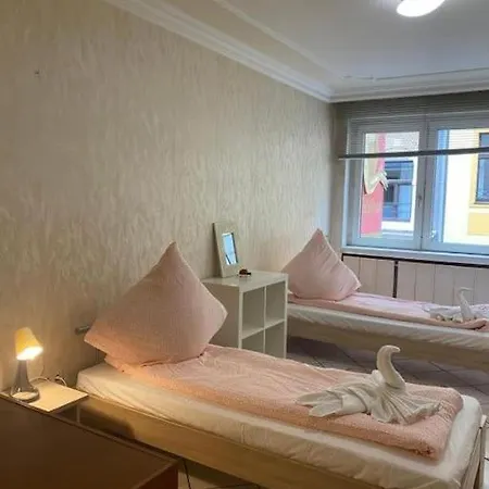 Central 3 Bedroom Apartment, Friesenstr Appartamento