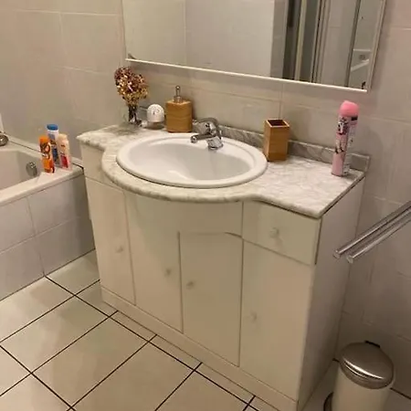 Central 3 Bedroom Apartment, Friesenstr Appartamento