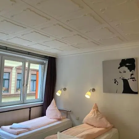 Central 3 Bedroom Apartment, Friesenstr Appartamento