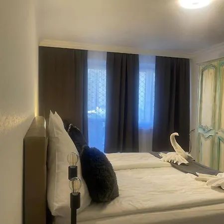 Central 3 Bedroom Apartment, Friesenstr Appartamento